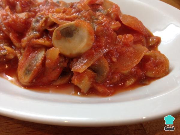 Lunes 28 - Bistec con champiñones en salsa roja